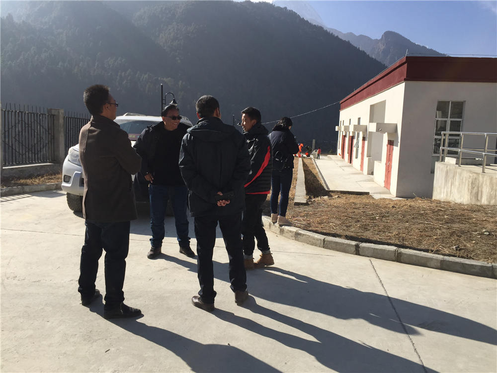 日喀則市環(huán)保督導(dǎo)組蒞臨吉隆縣污水處理廠檢查并指導(dǎo)工作，我吉隆縣環(huán)保局局長和分管縣長熊等領(lǐng)導(dǎo)陪同